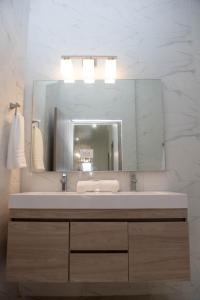 ein Bad mit einem Waschbecken und einem Spiegel in der Unterkunft CASA BIANCA Bella Vista in Panama-Stadt
