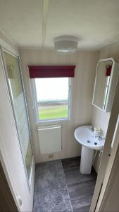 Koupelna v ubytování Walsh's Holiday Park - Sapphire - Coastal Caravan Breaks + 7 fotografií