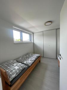 um quarto com uma cama e uma janela em Apartmán Bystřice em Bystřice nad Pernštejnem