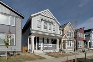 eine Gruppe von Häusern in einem Wohnviertel in der Unterkunft ModernSuite*NearAirport*2Queens*2Bedroom*FullKitchen in Edmonton