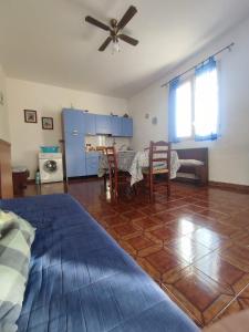 - un salon avec une table et un ventilateur de plafond dans l'établissement Balestrate holiday home 70 Mq, à Balestrate