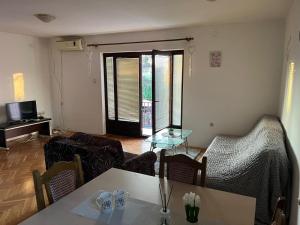 TV a/nebo společenská místnost v ubytování GOLD Apartman