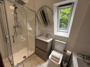 Koupelna v ubytování Rochester Lux Stay Townhouse 2 + 92 fotografií