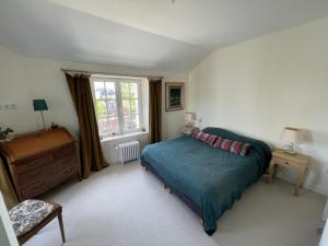 Schlafzimmer mit einem Bett und einem Fenster in der Unterkunft Villa Oasis in Saint-Malo