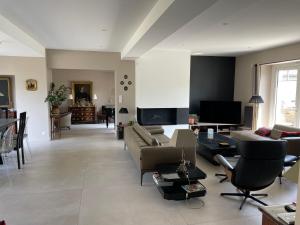 ein Wohnzimmer mit einem Sofa und einem Tisch in der Unterkunft Villa Oasis in Saint-Malo