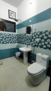 een badkamer met een toilet en een wastafel bij Galaxy Inn Homestay in Banikhet