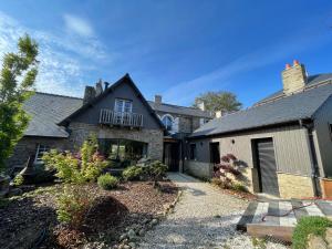 ein Steinhaus mit einem Balkon und einem Hof in der Unterkunft Villa Oasis in Saint-Malo