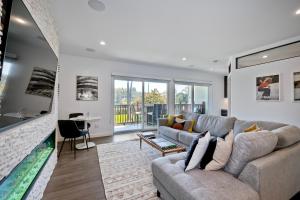a living room with a couch and a large aquarium at La Costa Luxury Condo - Fully Remodeled in Encinitas