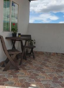 un tavolo in legno e una sedia su un patio di VERDUN ROOMS a Bogotá