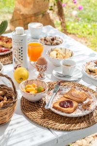 ein weißer Tisch mit Frühstückszutaten und Getränken darauf in der Unterkunft Masseria Borgo San Marco in Fasano