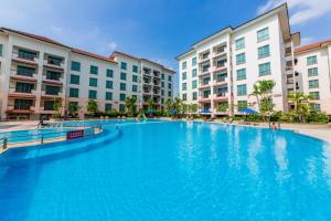 Bazén v ubytování Diamond Westlake Suites nebo v jeho okolí