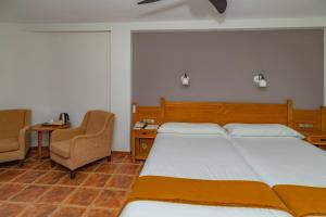 Posteľ alebo postele v izbe v ubytovaní Hotel La Fragua II