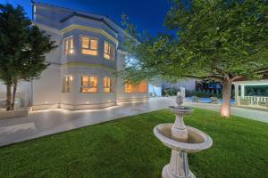 Vườn quanh VILLA DANICA with heated pool and jacuzzi
