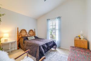1 dormitorio con cama y ventana en Roanoke Mountain Home 4 Mi to Blue Ridge Parkway! en Roanoke
