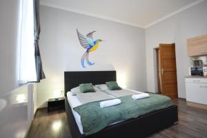 Postel nebo postele na pokoji v ubytování Kolibri Apartman - Makó