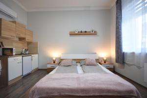 Postel nebo postele na pokoji v ubytování Kolibri Apartman - Makó