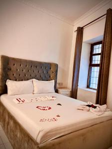 Ngambo的住宿－Mokawa BnB Stone Town，一间卧室,床上有红色的鲜花