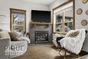 Gallery image of Luxury Fire Mountain Lodge, Outdoor Hot Tub, Parking, Fast WiFi! in Canmore