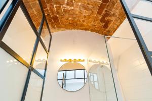 a room with a mirror and a ceiling with windows at CICIOSO flats Salvador in Évora