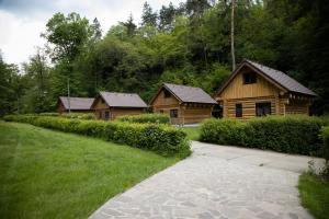 Relax S-L-A-P-Y Resort - Mlýn v zátoce في Borotice: بضع منازل خشبية مع مسار في الأمام