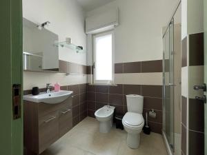 a bathroom with a toilet and a sink at Le Gorgoni b&b in Syracuse