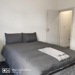 מיטה או מיטות בחדר ב-Comfortable rooms in Nottingham city