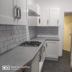 מטבח או מטבחון ב-Comfortable rooms in Nottingham city