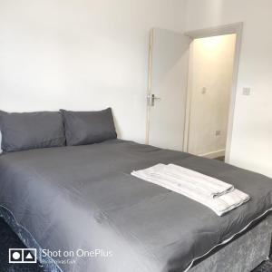 מיטה או מיטות בחדר ב-Comfortable rooms in Nottingham city