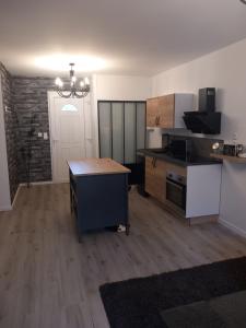Zimmer mit einer Küche mit einem Tisch. in der Unterkunft le domaine de thizy in Thizy-les-Bourgs