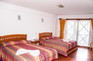 pokój hotelowy z 2 łóżkami i oknem w obiekcie HOTEL ESTELAR del TITICACA w mieście Copacabana