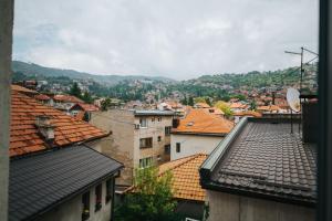 Blick auf eine Stadt mit Dächern und Gebäuden in der Unterkunft Hotel Old Town Residence in Sarajevo