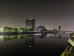 Blick auf die Stadt in der Nacht mit dem Wasser in der Unterkunft La Casita, Your Home Away from Home - Free Parking in Glasgow