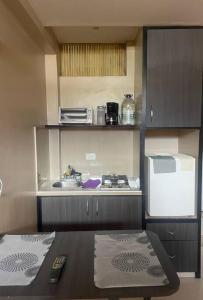 a small kitchen with a sink and a table at Apartamento tipo estudio in Mérida