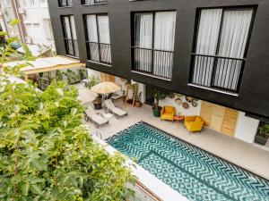 Apartment mit einem Innenhof und einem Pool in der Unterkunft Ella Suites Hotel in Antalya
