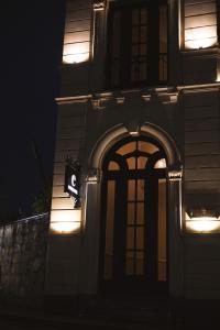 un edificio con luces de noche. en Central Hotel Kutaisi en Kutaisi