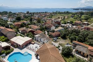 vista aerea su una tenuta residenziale con piscina di Paradiso Aparthotel a Ipsos