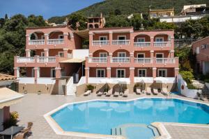 Bazén v ubytování Paradiso Hotel Sea View and Pool Suites Ipsos Corfu nebo v jeho okolí