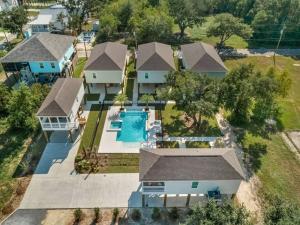 une vue aérienne d'une maison avec piscine dans l'établissement Waveland Beach Cottage 215, à Waveland