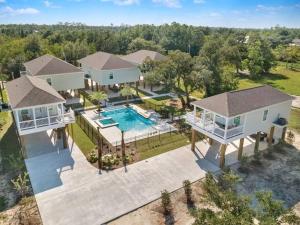 une vue aérienne d'une maison avec piscine dans l'établissement Waveland Beach Cottage 215, à Waveland