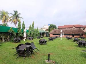 un grupo de mesas y sillas en un patio en St. Regis Hotel & Resort - Benin City, en Benin City