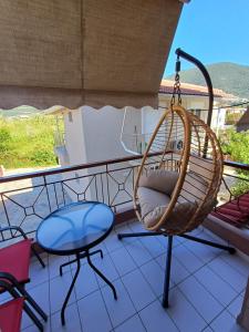A balcony or terrace at Nini's House 2 - 100m from beach NIDRI TOWN CENTER