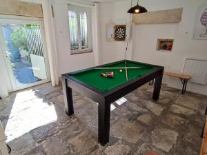 Billard dans l'établissement Maison de Village 18ème Siècle Familiale 3 Chambres