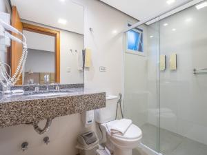 y baño con aseo, lavabo y ducha. en Alameda Felice Hotel, en Gramado