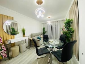 a living room with a glass table and chairs at Excelente Apartamento Ático in Algorfa