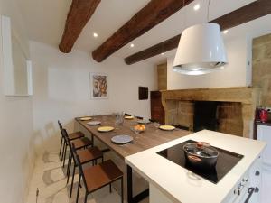 Cuisine ou kitchenette dans l'établissement Maison de Village 18ème Siècle Familiale 3 Chambres