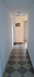 a hallway with a checkered floor in an empty room at Monteurhaus in Hemer - Gemeinschaftsnutzung Küche und Bad in Hemer