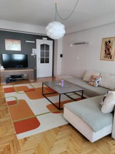 Μια τηλεόραση ή/και κέντρο ψυχαγωγίας στο AmforA Apartment
