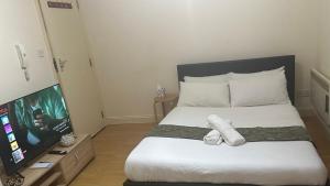 ロンドンにあるChic Urban Retreat 2のベッドルーム(ベッド1台、薄型テレビ付)