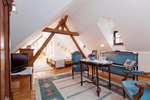 a living room with a table and chairs and a bed at Romantik Hotel Alte Vogtei in Hamm