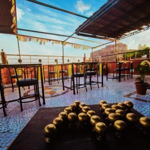 une chambre avec une table et des chaises et un tableasteryasteryasteryasteryasteryastery dans l'établissement Inda Heritage Guest House, à Jodhpur